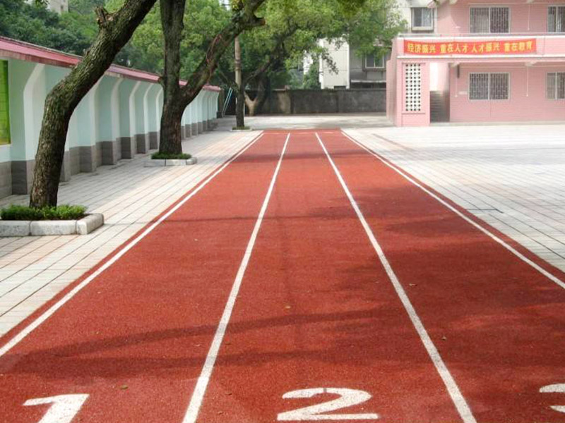塑膠跑道氣味多久會散？