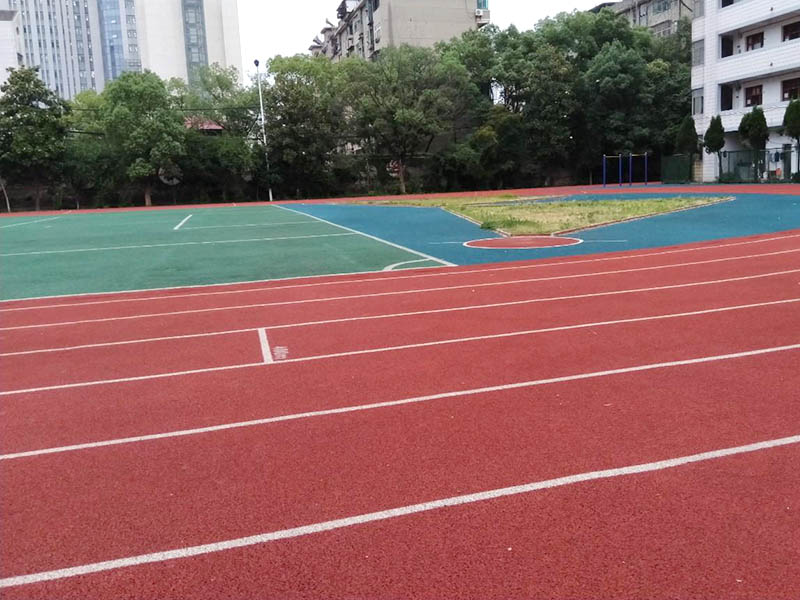 透氣型塑膠跑道多少錢一平方？標(biāo)準(zhǔn)價(jià)格！