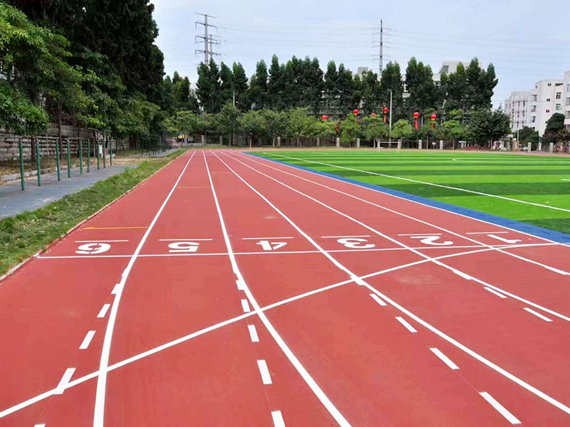 塑膠跑道有味道要不要緊？